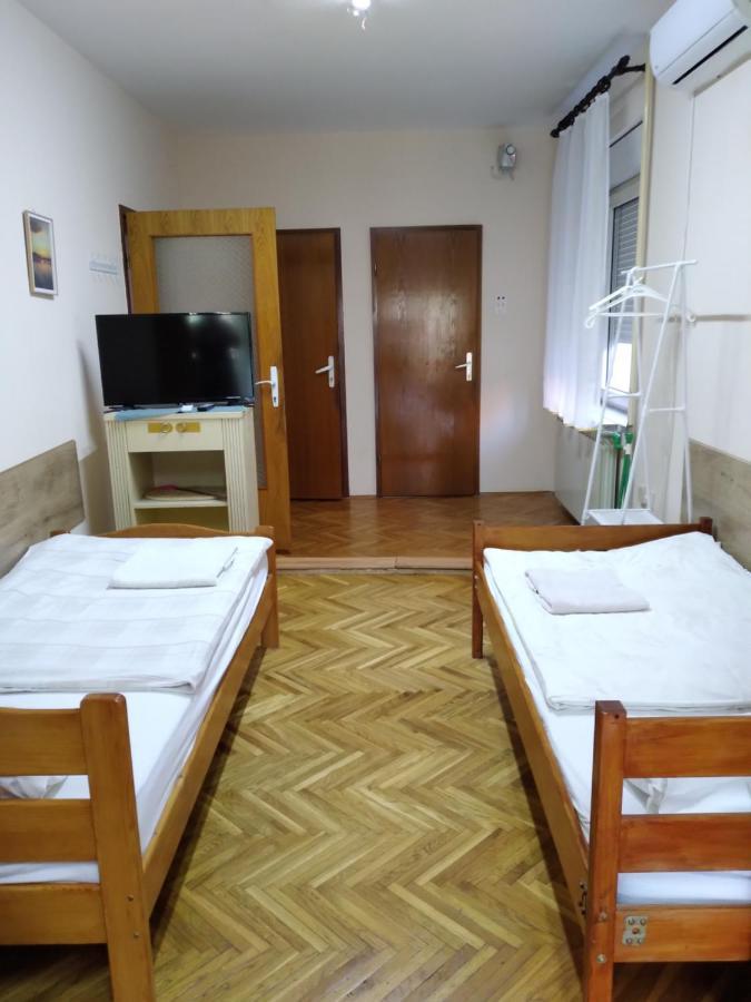 HOSTEL BATA II Trokrevetne sobe Kanjiža Eksteriør bilde